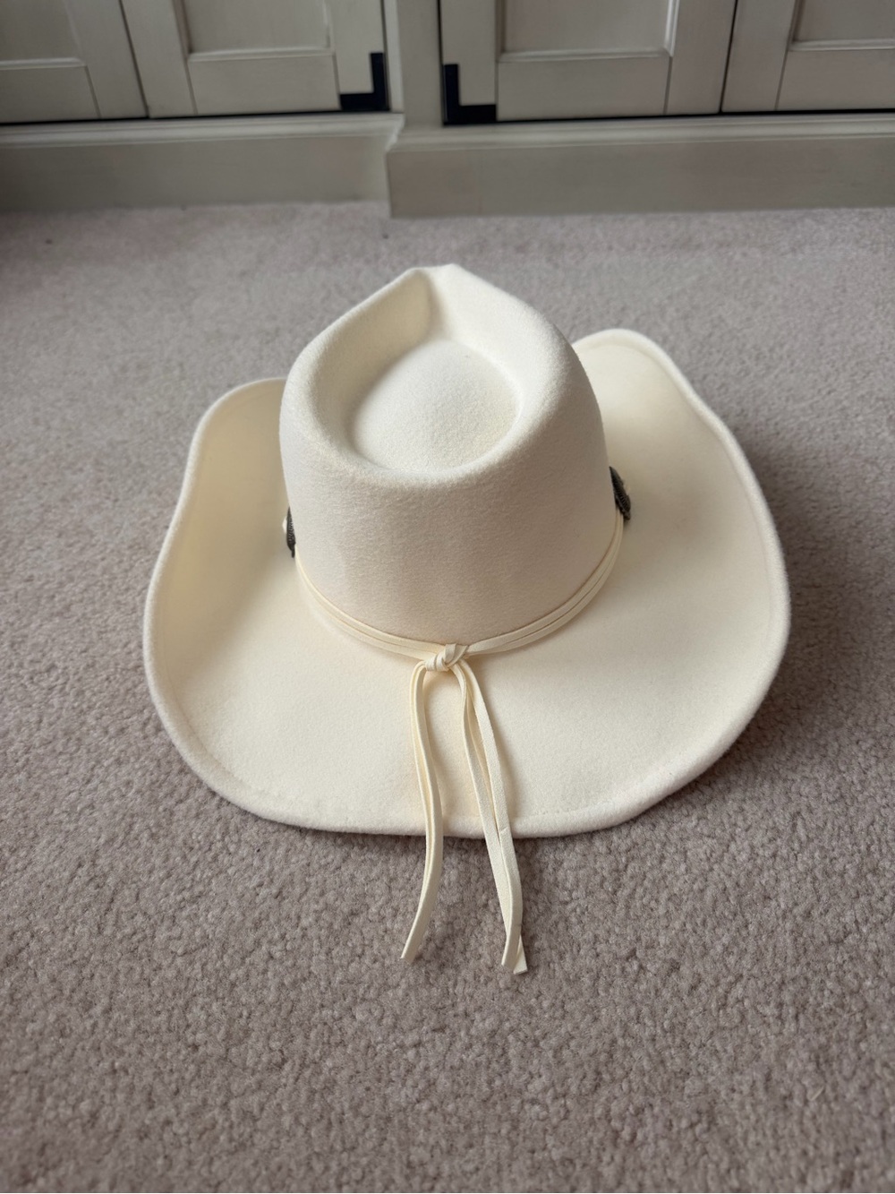 Vince Camuto White Western Cowboy Hat with Conchos - Picture 3 of 8